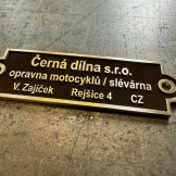 mosazný štítek